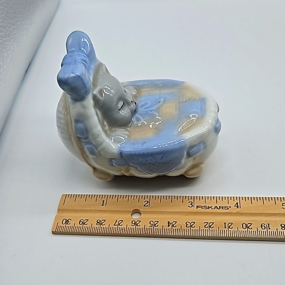 Ceramic kitty cat in basket with blanket figurine - Picture 8 of 8